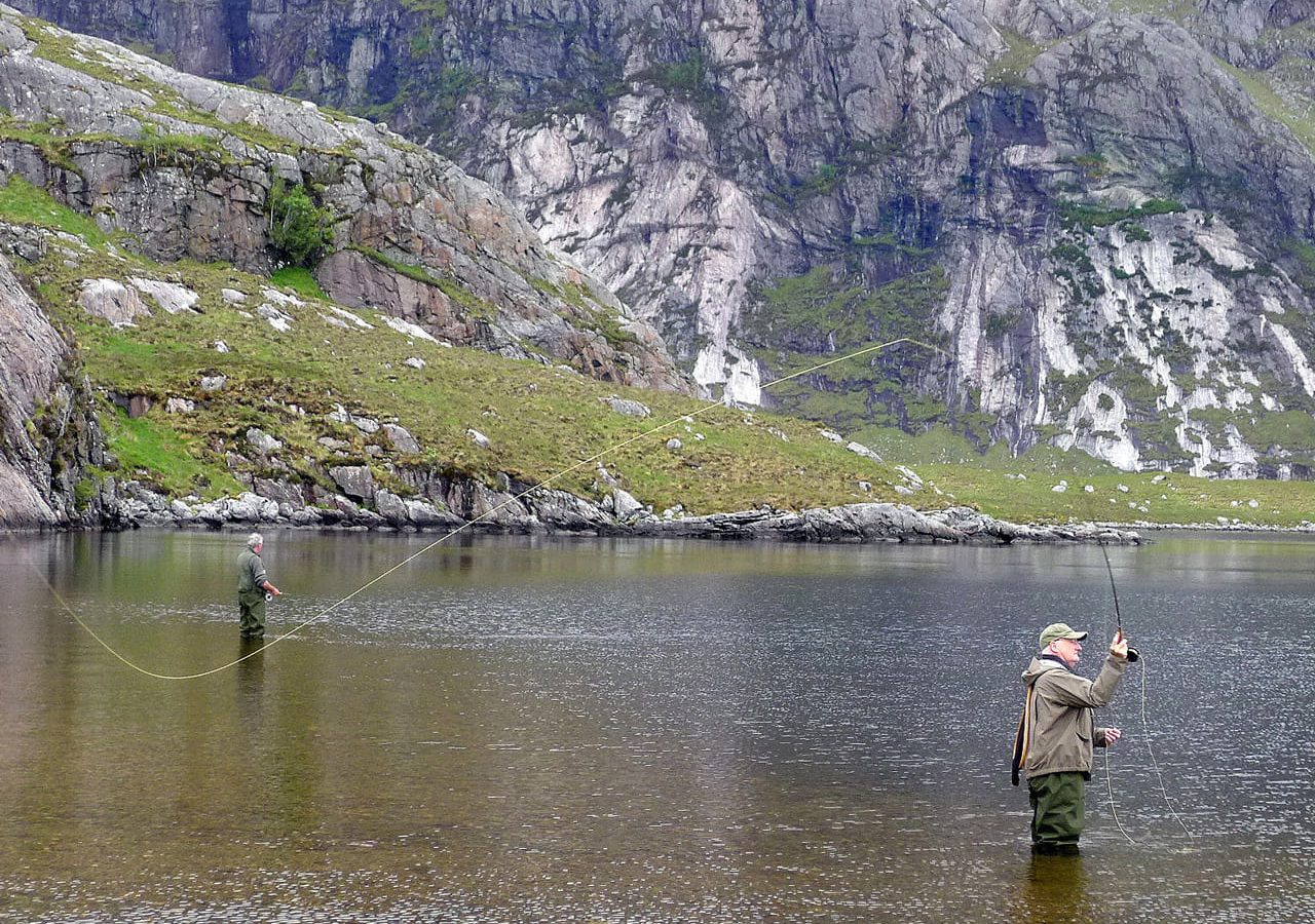 Fly-fishing in Carnmore at Fionn Loch